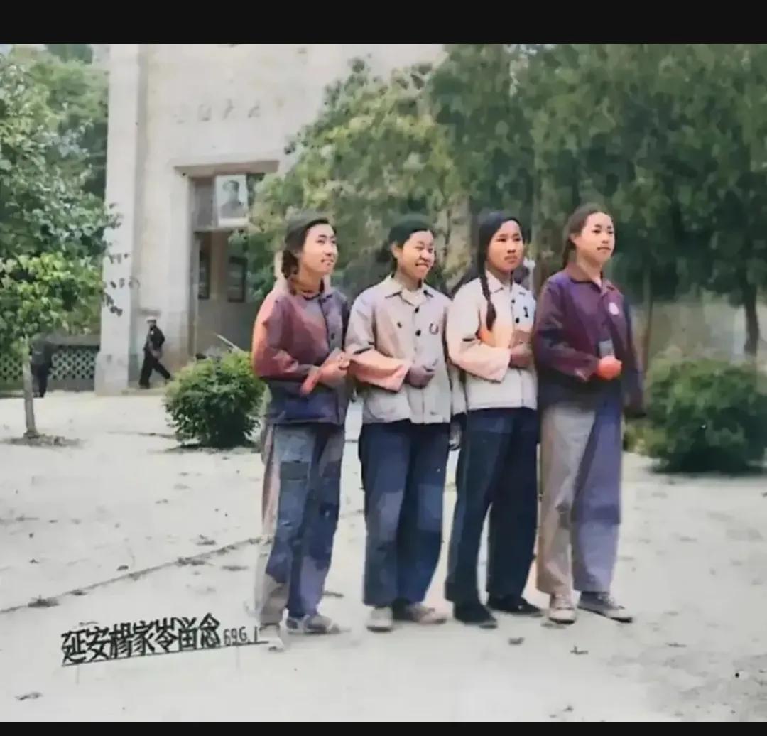 1969年，陕北延安，几名年轻的女孩，满脸朝气，站在杨家岭的一片开阔地上，留下了