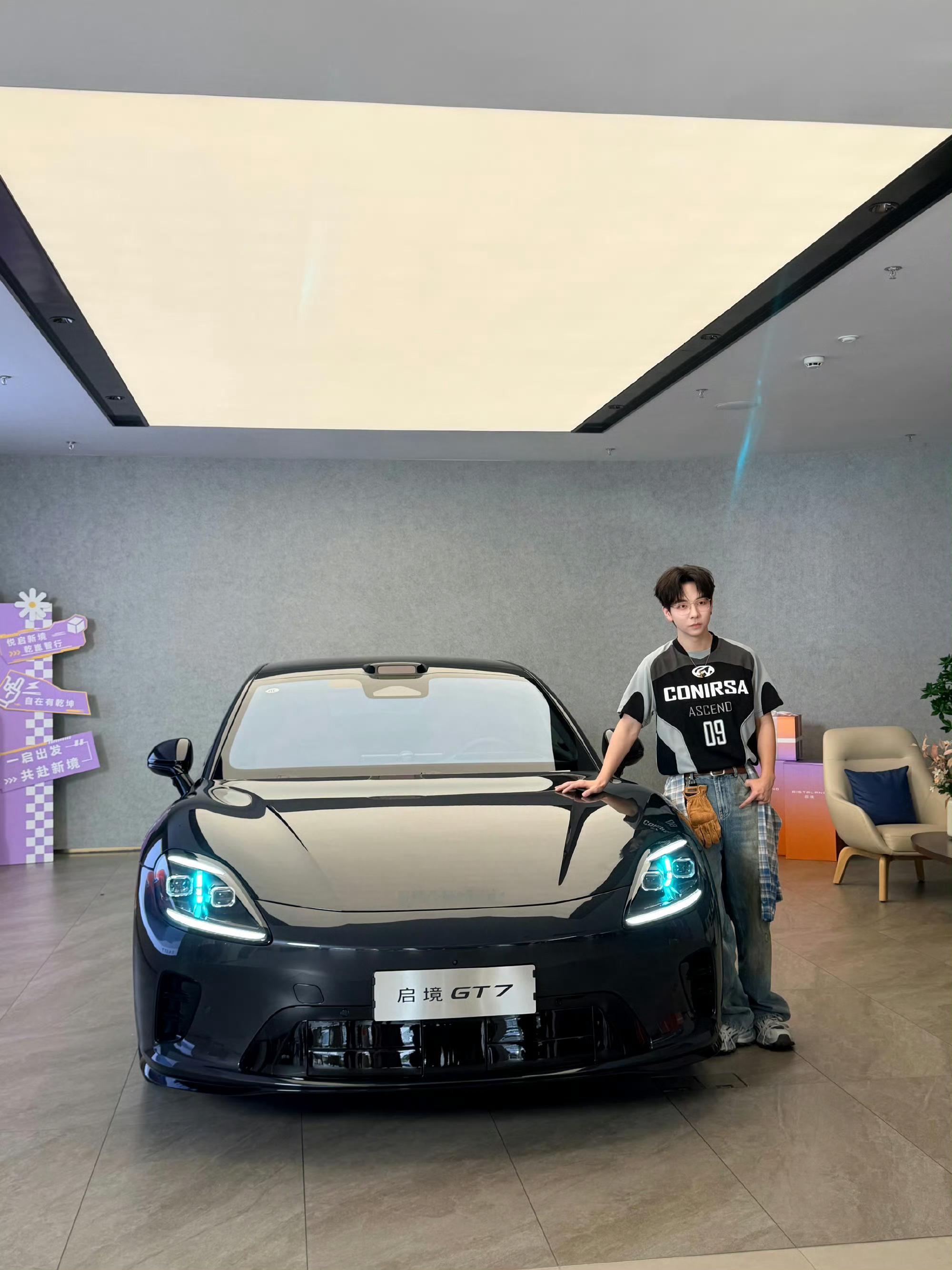 刷到一个帅哥在上海喜提启境GT7 的照片，我还想说谁这么有品，帅哥配帅车，仔细一