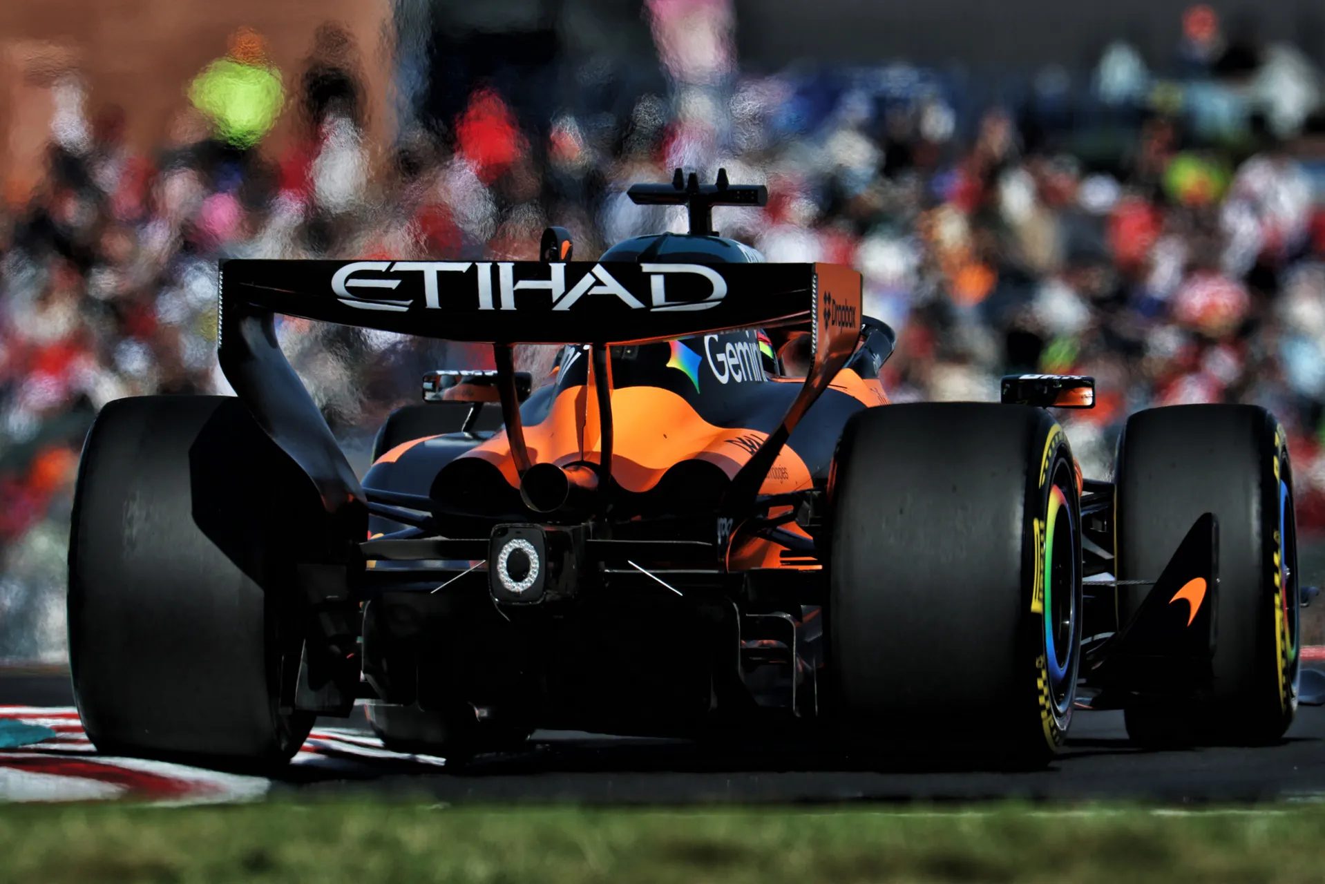 F1日本站正赛发车时间将推迟10分钟！由于今天的垫场赛事中发生了一起严重事故，导