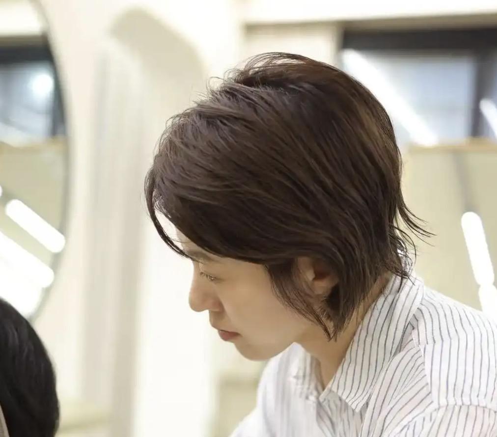 985高校毕业生放弃月薪几万的好工作，转行拿起剪刀当起了理发师，媒体在大肆的进行