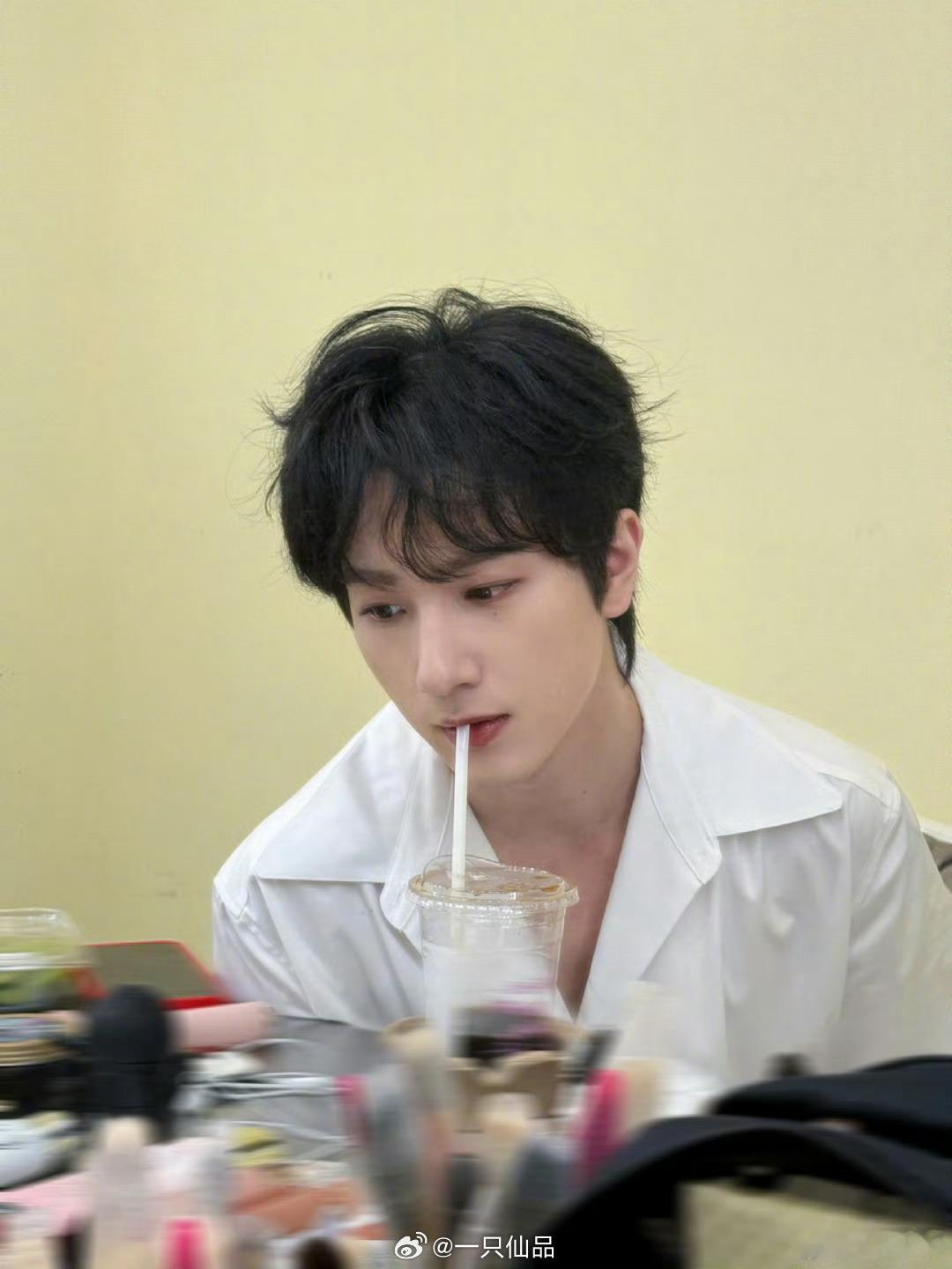 绝了，李宏毅的颜值好权威，看亿遍！[舔屏][舔屏][舔屏] ​​​