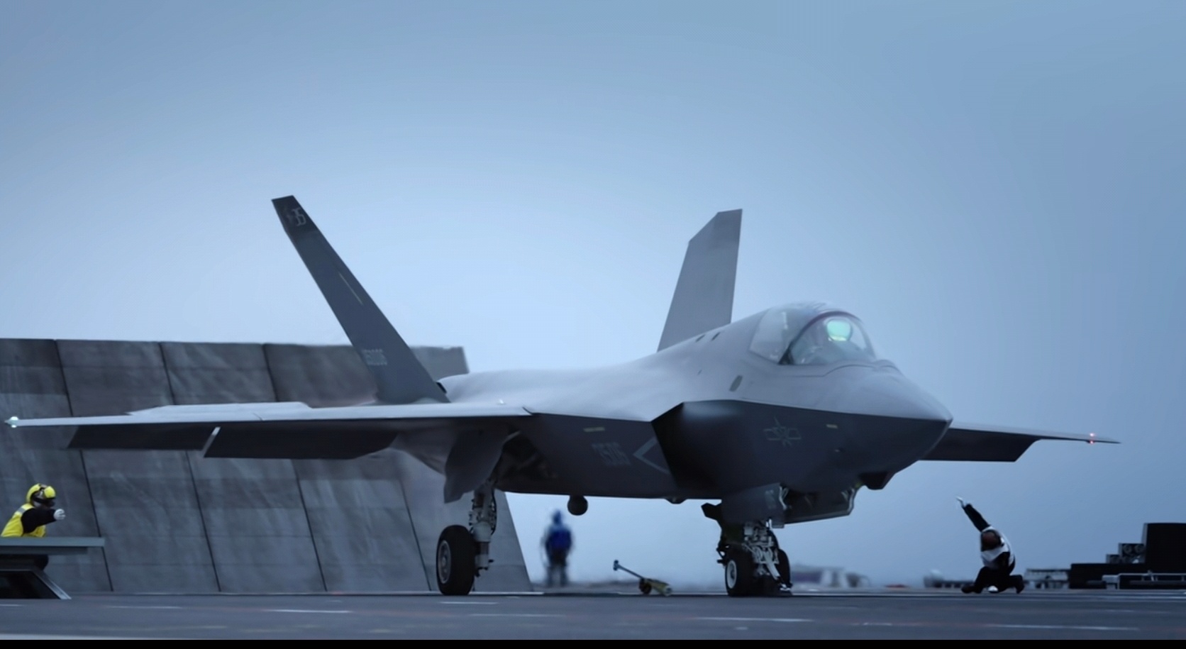 中国歼-35全球第一架电磁弹射起飞隐身五代机！目前美军所有的F-35C舰上起降都