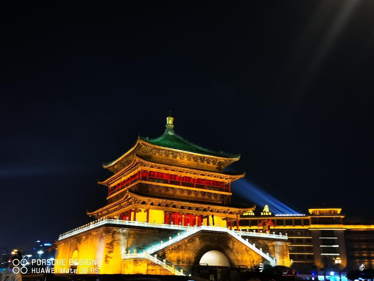 “五一”假期1.8万个临时车位上线 “P+R”换乘缓解停车压力。“五一”假期将至