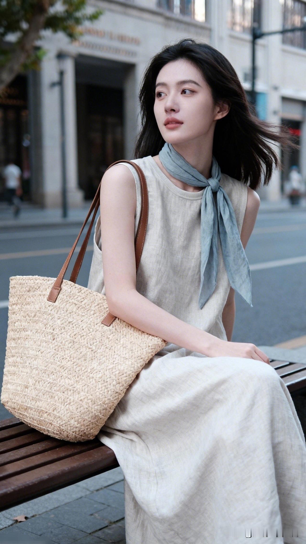 优雅街拍，浅灰色连衣裙搭配蓝色丝巾，手提草编包，都市时尚风。有哪些女生日常好看的