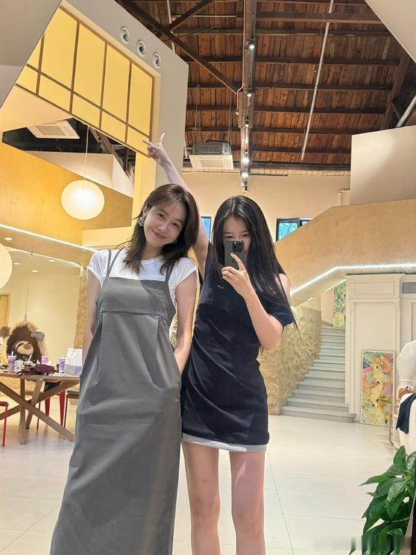 #姜妍虞书欣友情#虞书欣真的好真诚啊，一个综艺收官也写个小作文，还在综艺里新认识