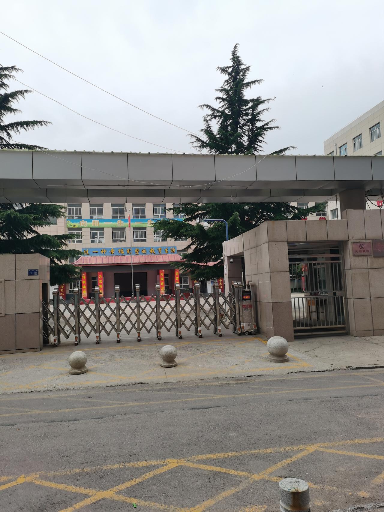 闲来无事，掐指算了一下，三十五年前师范毕业的41名本县同学中，7名女同学都在县城