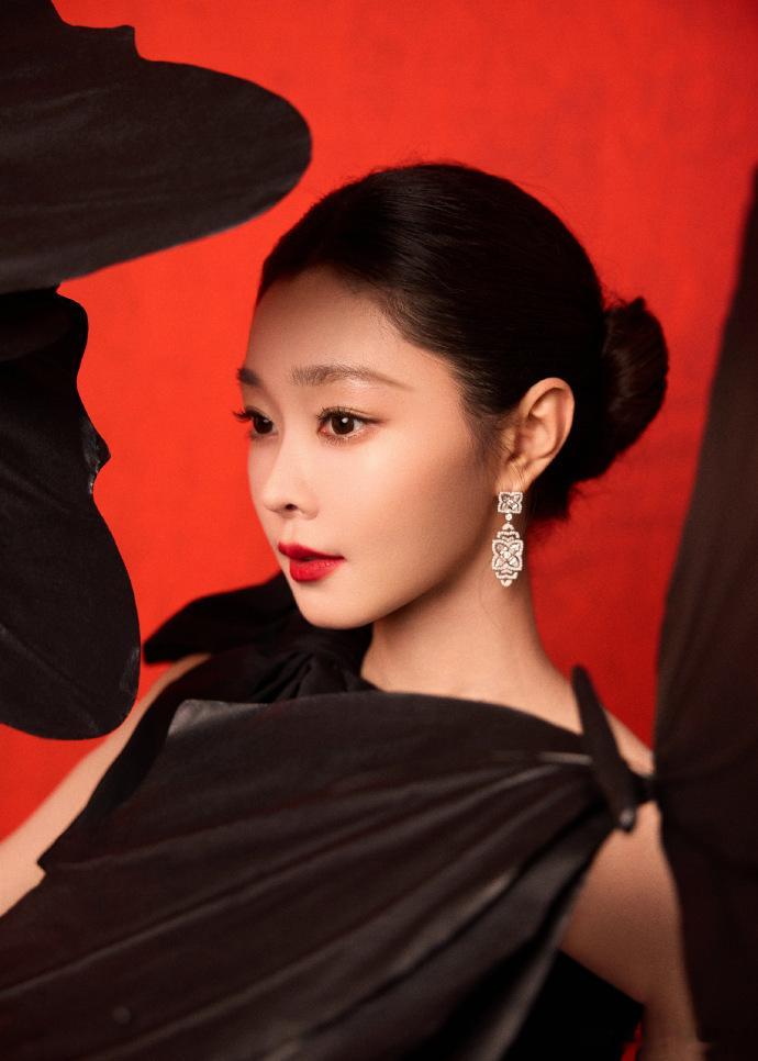 落落大方的宋轶真的太美了，尤其喜欢黑色这套，有种经济上行的美❤️宋轶