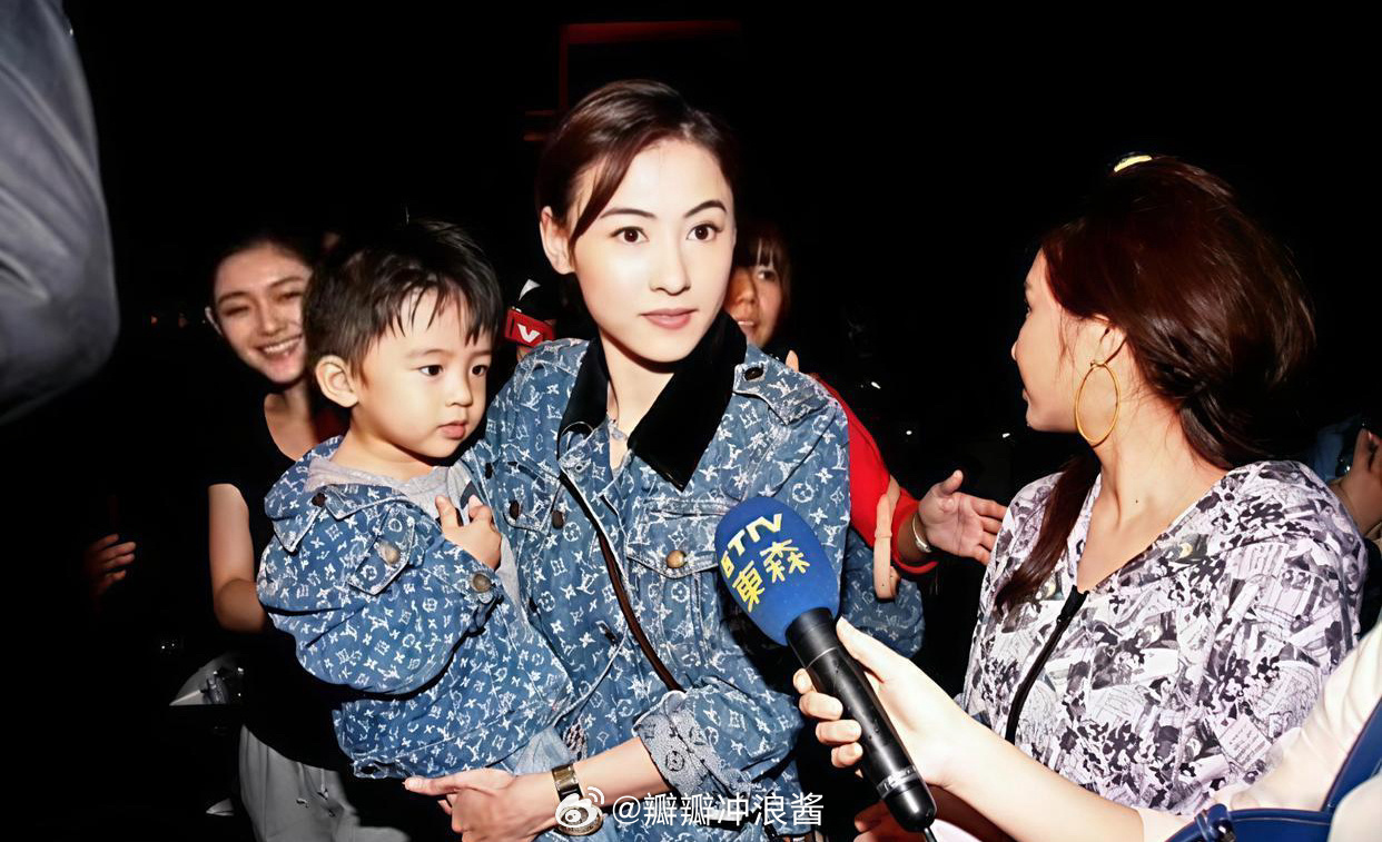 OMG！！！当年张柏芝抱着lucas 后面居然是大s！啊啊啊，到现在才发现！这样