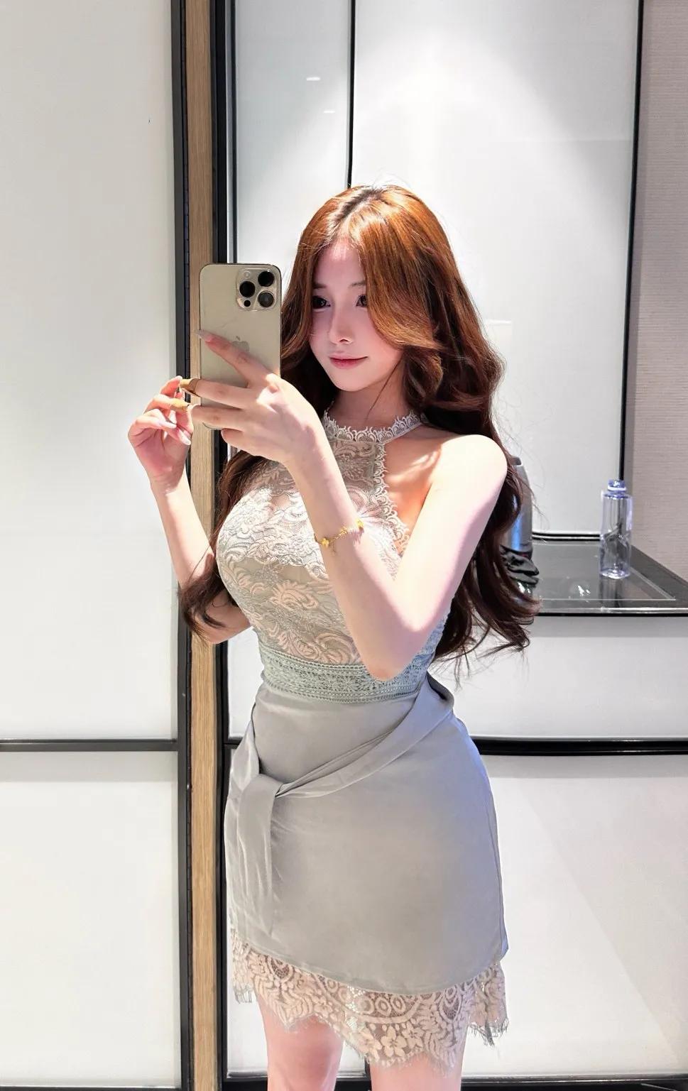 镜中人影，笑语盈盈。