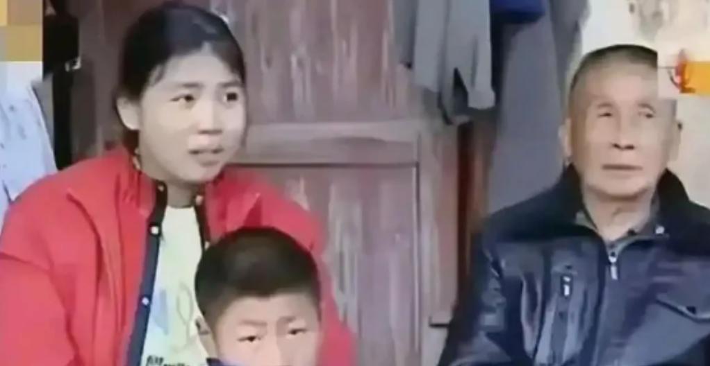 2000年，65岁的黎老汉，收留16岁流浪女，3年后，俩人生下儿子，日子过得和美