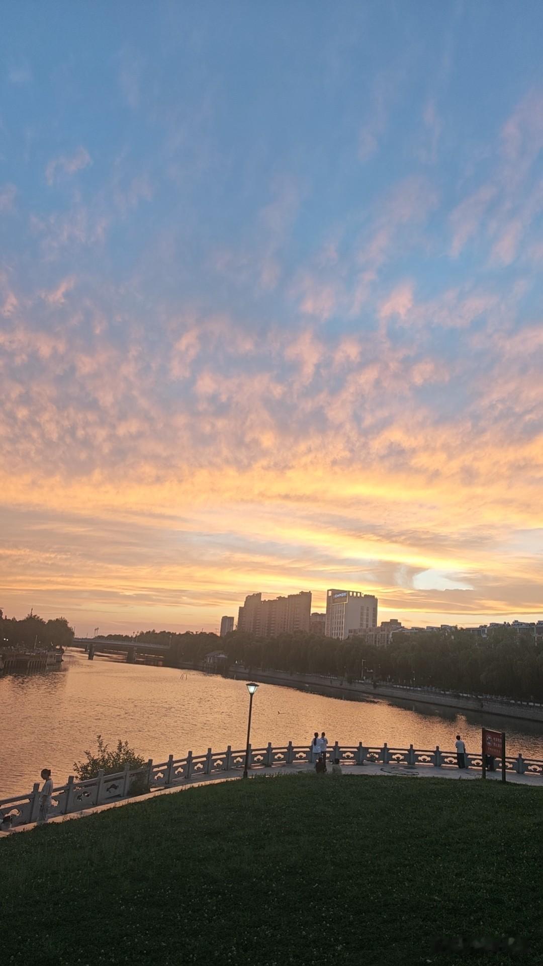 你们的家乡夕阳西下，有这么美吗？