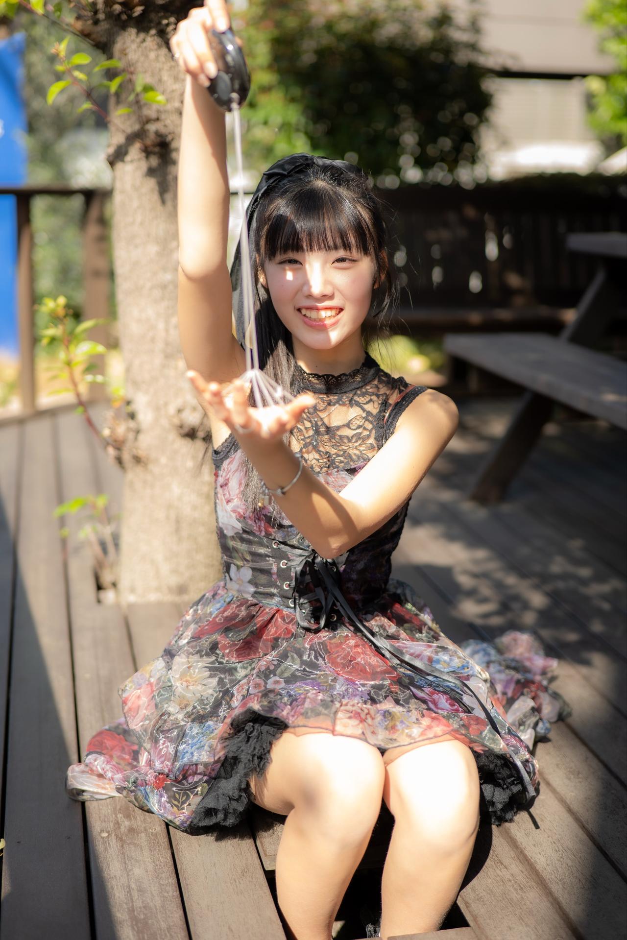 花落人如玉，笑语动芳心。