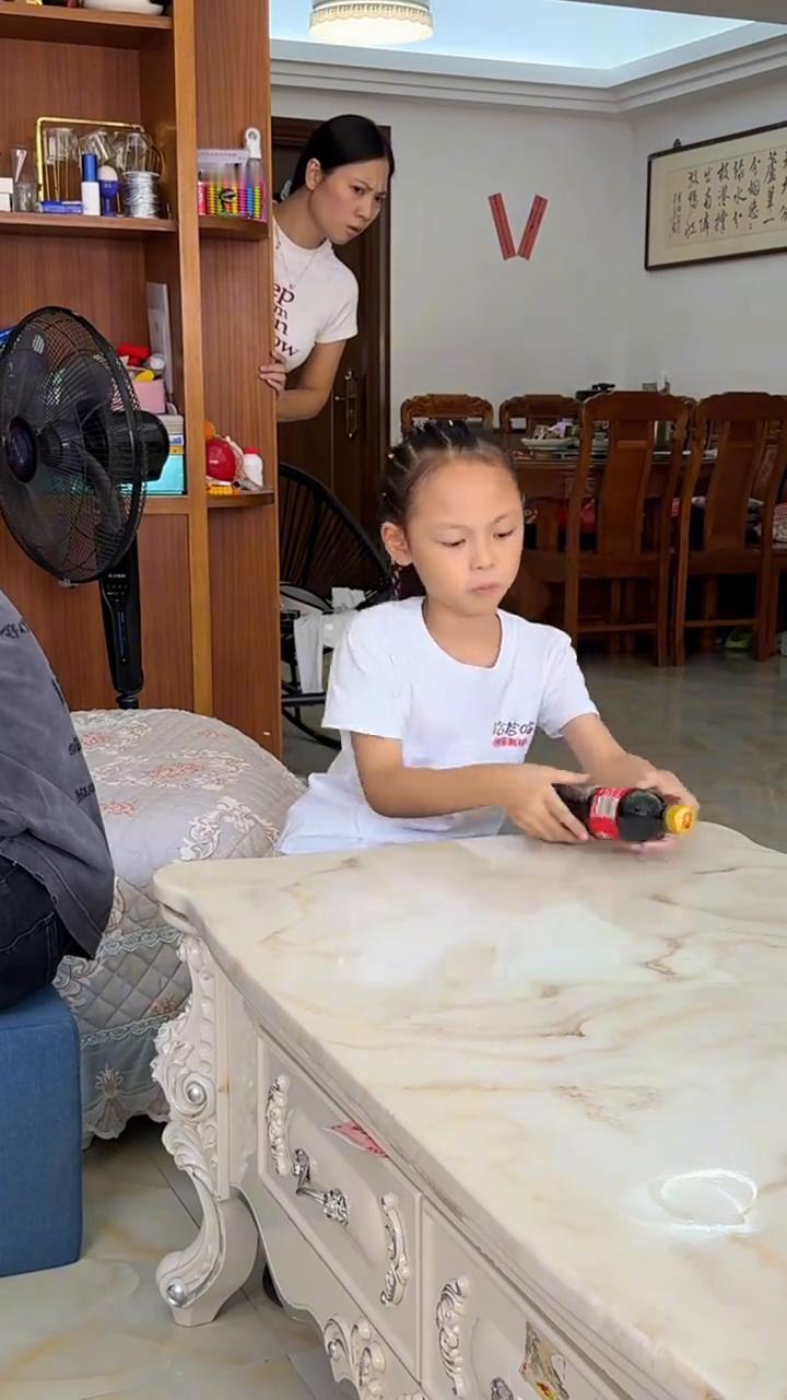 我把我的梦想就卖了三两，换来了灶台上的一日三餐。熬一锅时间，脚一靠从前。我忽然想