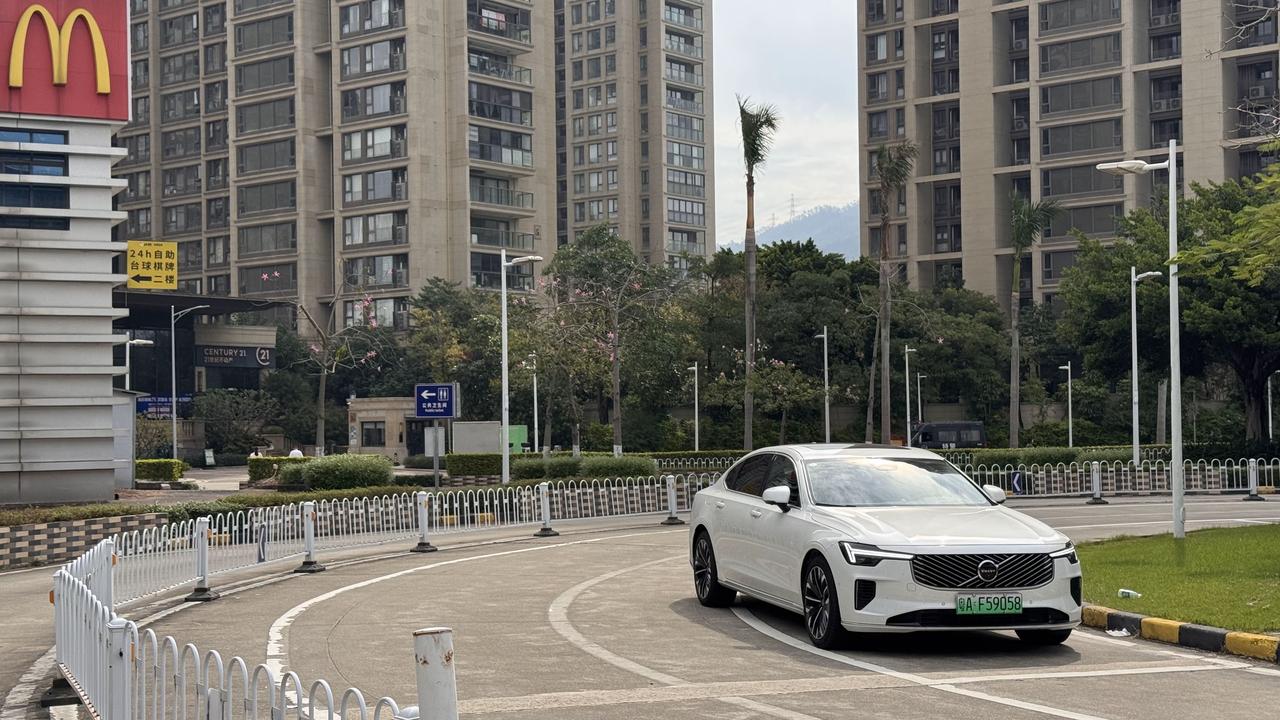 如果你从后视镜内看到
一个极快的油车面孔贴近
不用怀疑
那绝对是一辆沃尔沃的T8