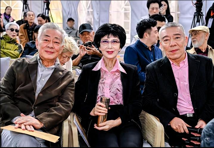 难得同框！三位上影老戏骨并排落座，满满怀旧感扑面而来。

左边68岁王诗槐，《大