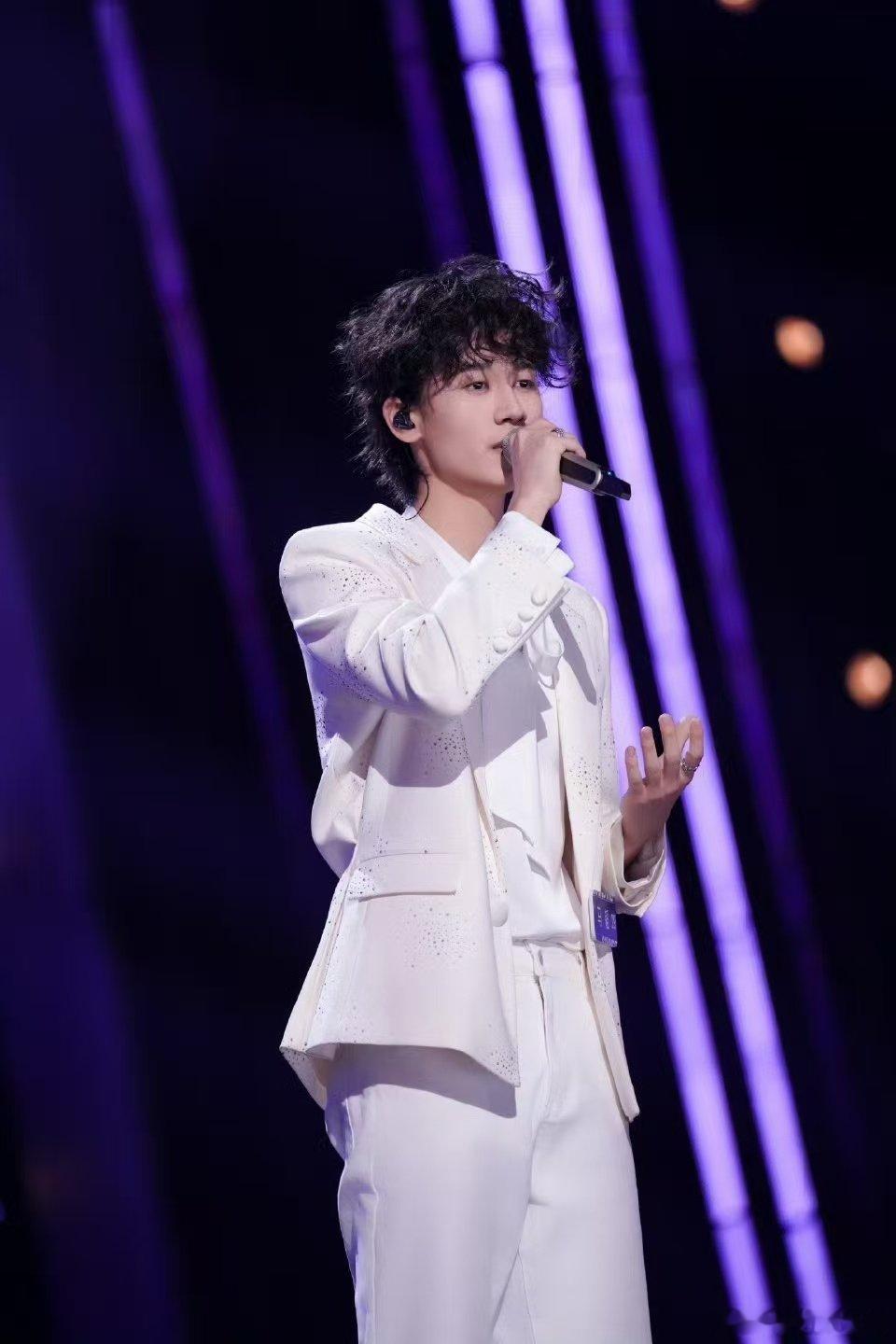 马韬小奶狗的性格小狼狗的体格声鸣远扬 声鸣远扬的宝藏选手！马韬台上是忍不住泪崩的