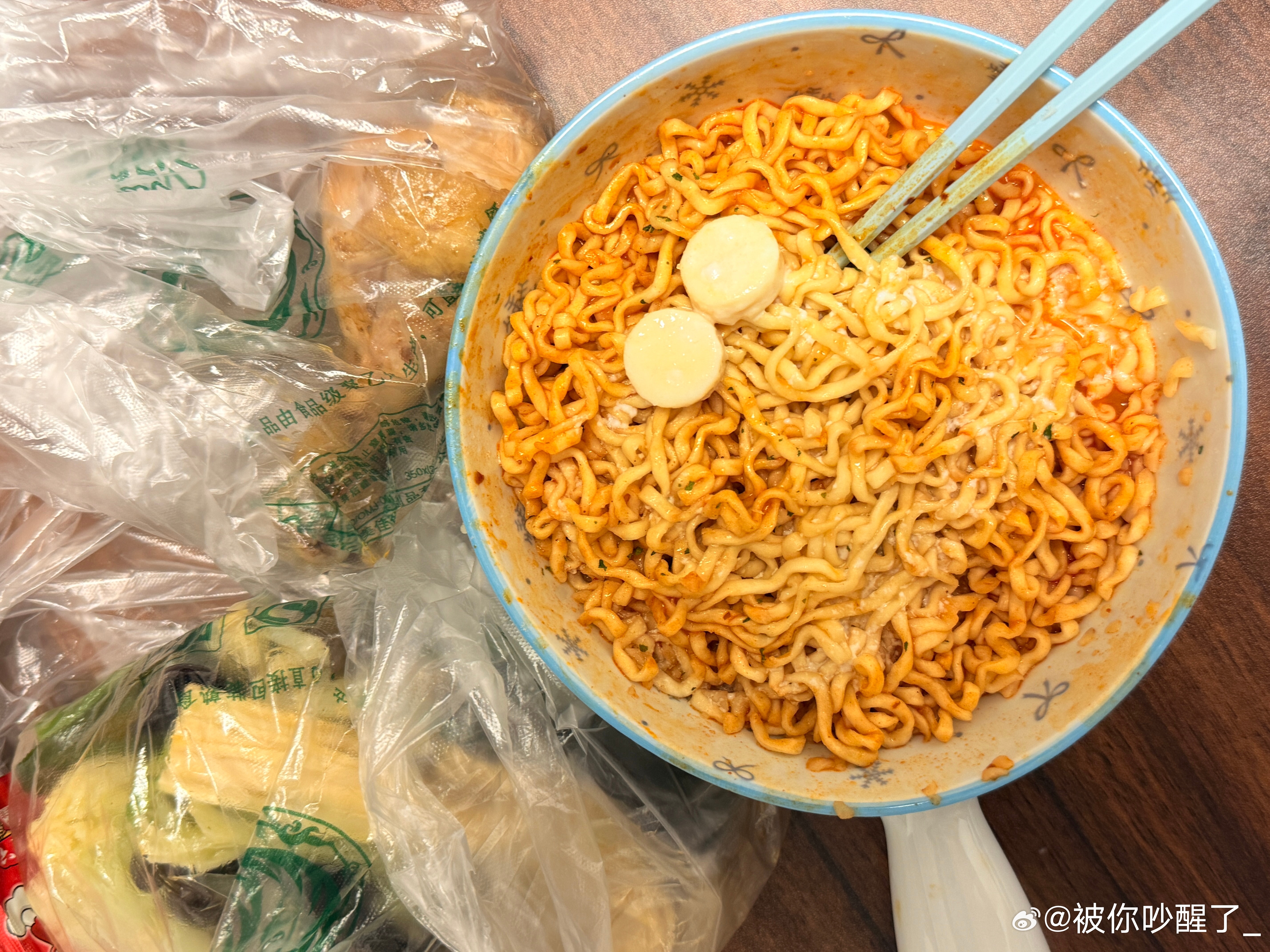 辣死我了但是还挺好吃的我加了芝士年糕，调味粉只放了三分之一，没有三养辣，我感觉比