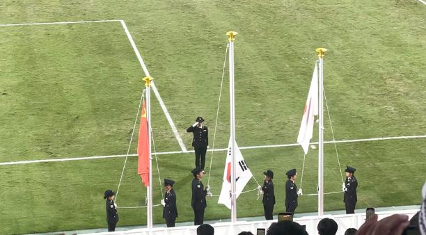 亚运男足决赛韩国客场掀翻日本夺金，颁奖时冠军国旗却卡在原地纹丝不动！就在全场嘘声