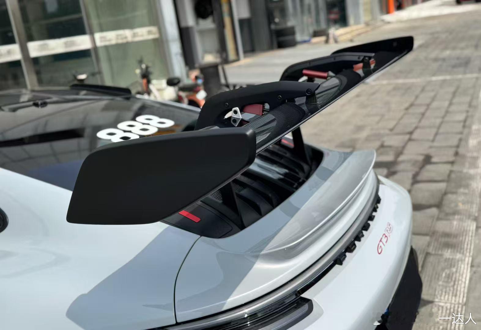 保时捷911 GT3 RS 4.0L、能在公路上跑的赛车，帅得不是一点点。不考虑