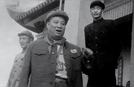 1955年9月，距离全军授衔只剩十多天，贺龙突然找到罗荣桓，语气坚定地说：“老罗