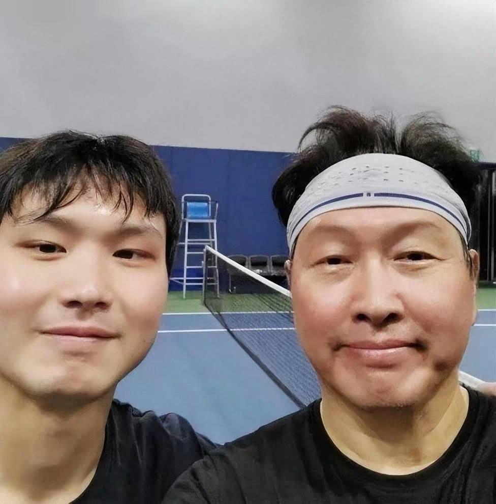 崔泰源再不清醒，但在继承人这一块，还是很明智的！
与小三有个女儿，也养着现任与前