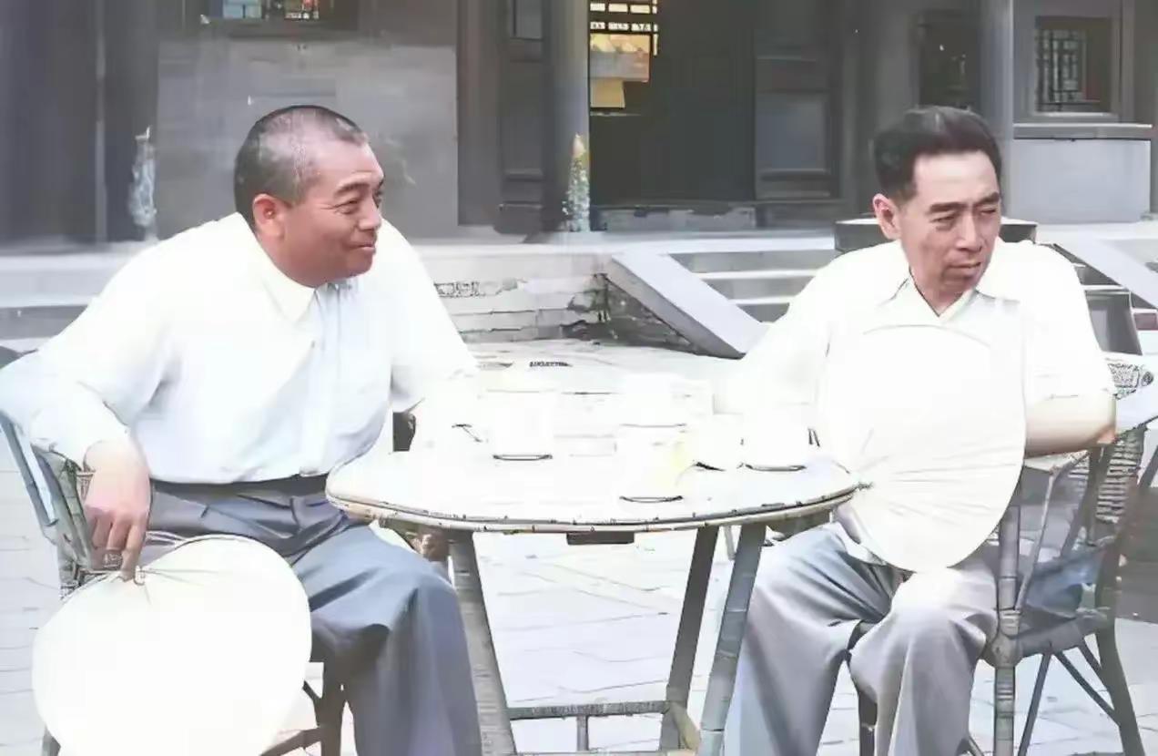 这是周总理和彭德怀的真实样貌，都看看吧，这可不是演员扮演的。

周总理把自己的一