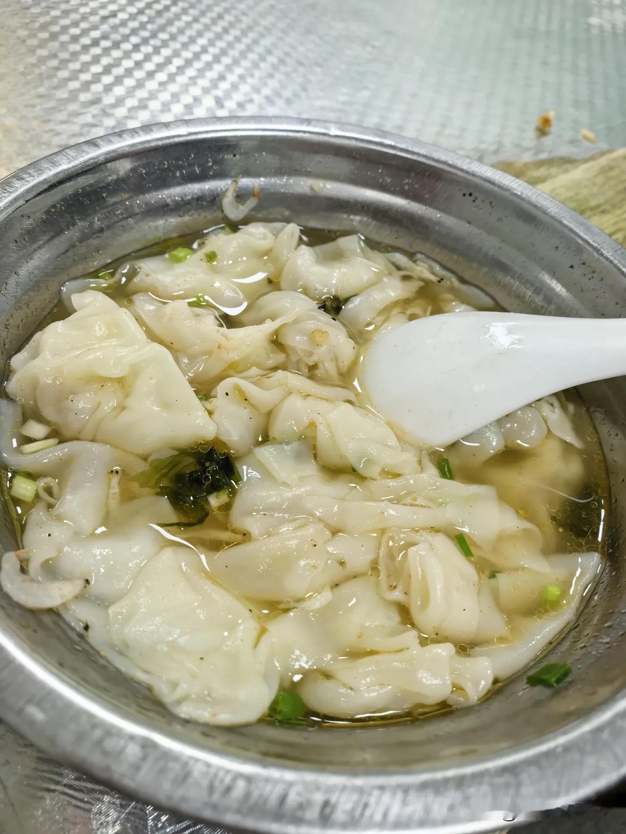 在风华路路口方碗清汤吃了很多次了，小碗6块，大碗7块，味道也很好，第一次点炒花饭