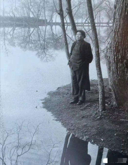 眼前白茫茫
在水一方
……
站在湖畔的伟人此刻在思索什么呢?
看着伟人的身影——