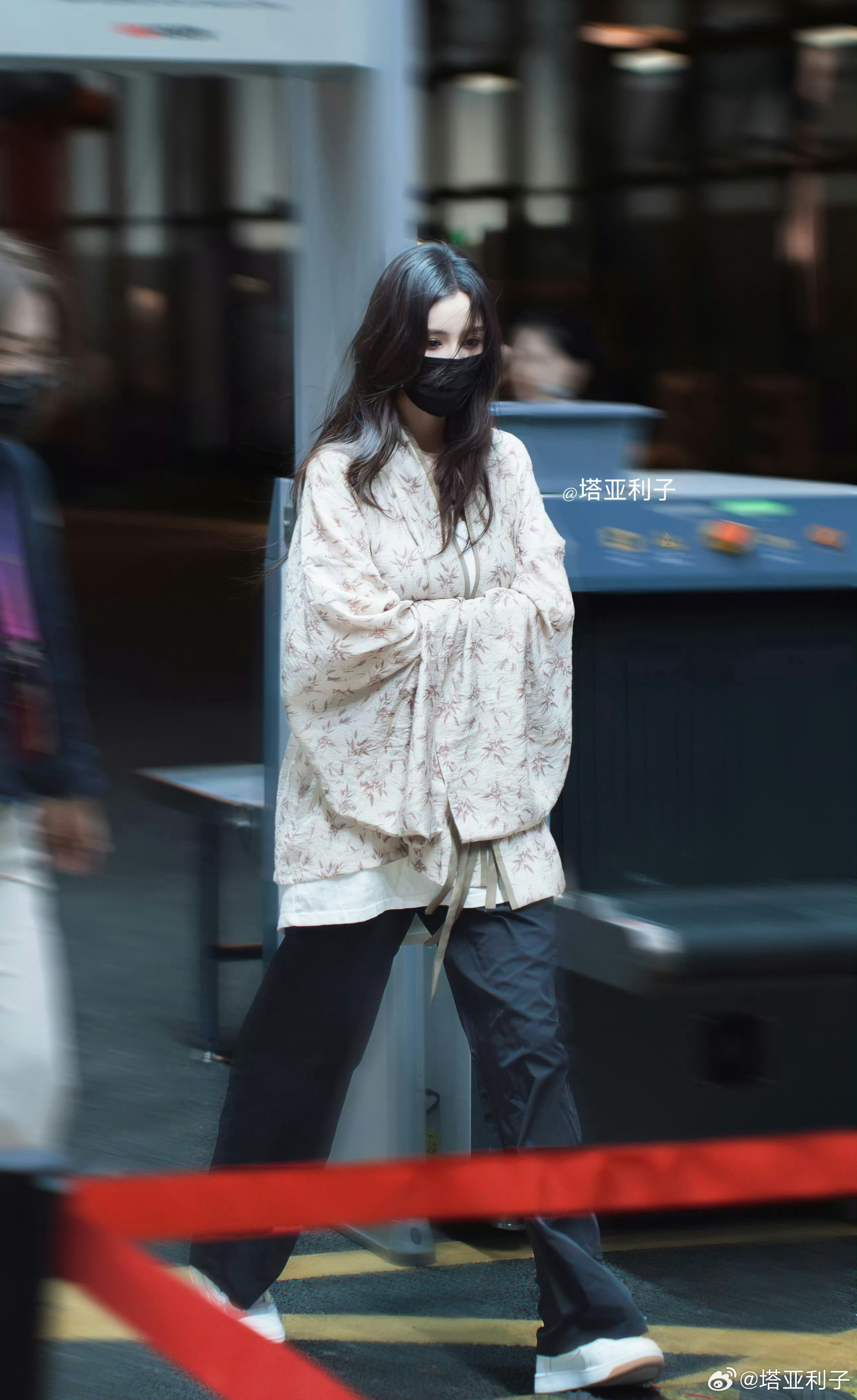 杨幂同款汉服卖爆了基操勿6，杨幂作为女星代言总数top1她的商业价值也是有目共睹