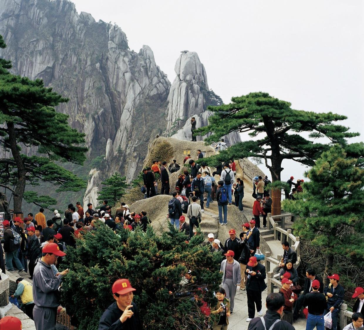 上个月硬着头皮爬完黄山，一路咬牙登顶，风景确实惊艳，但下山之后，越回想越觉得有不