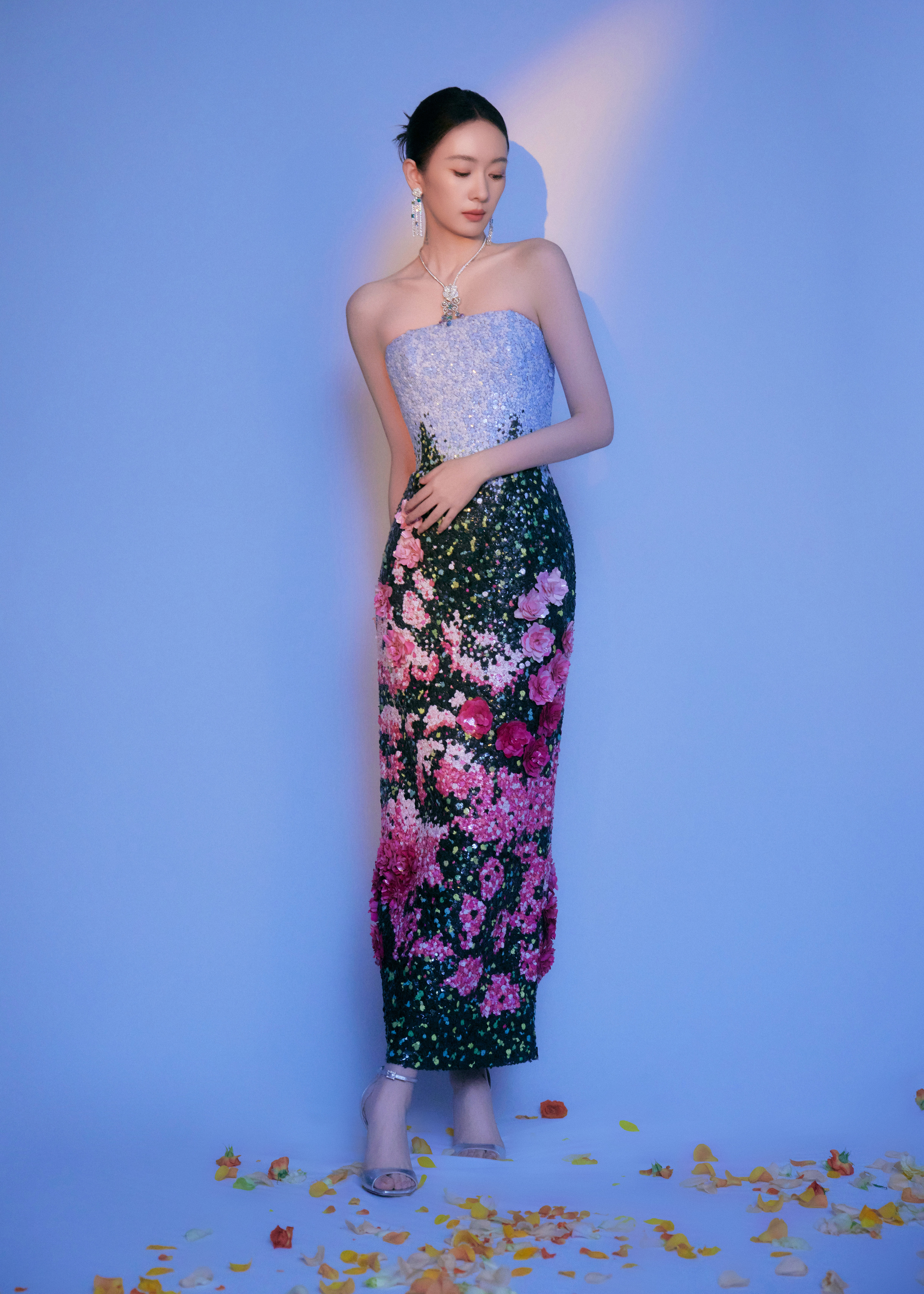 的微博视界大会 出发图释出，身穿一条带有五十朵立体玫瑰装饰的繁花长裙，造型精致，