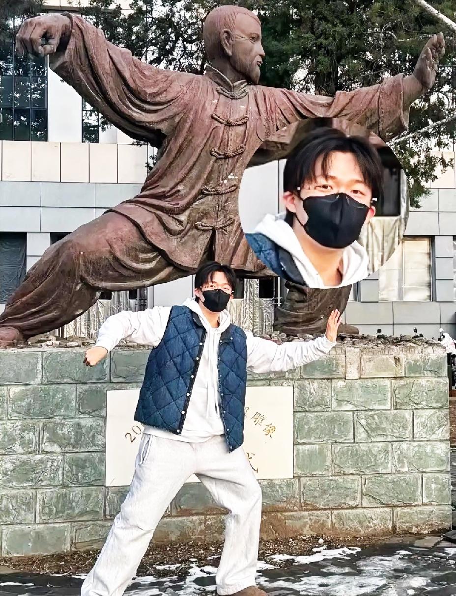 网友们调侃王楚钦，
戴无框眼镜意思是，
有文化都框不住了！

王楚钦模仿打太极的