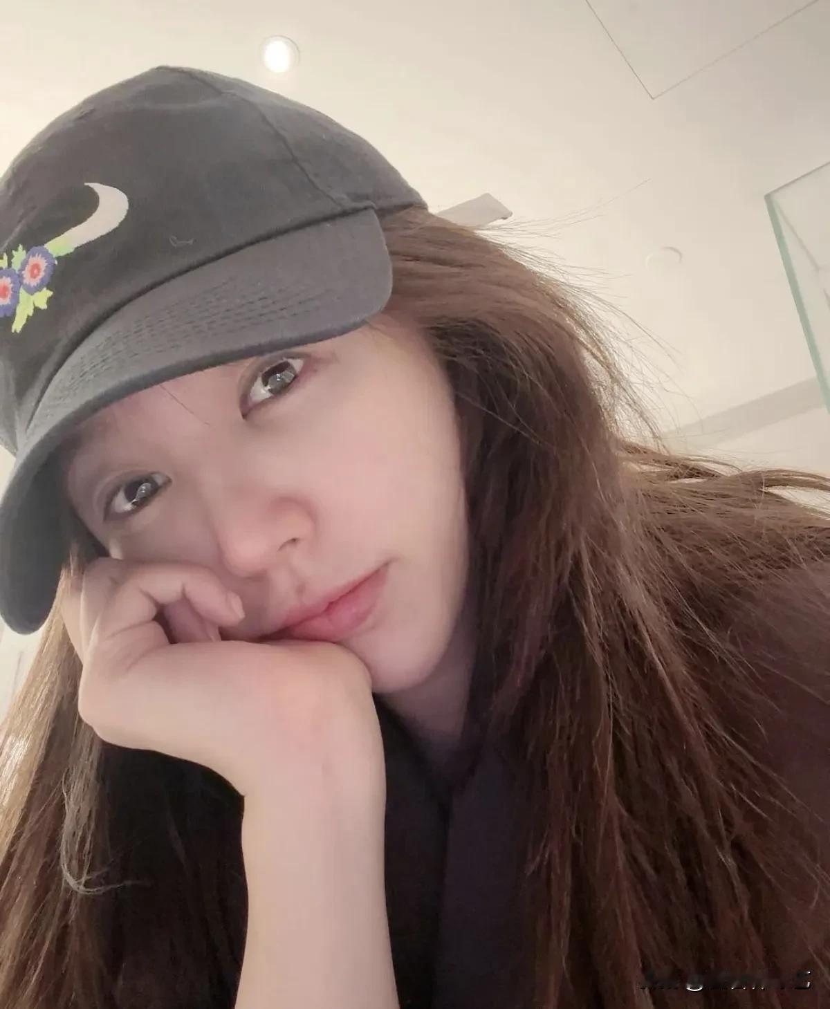 26日，演员尹恩惠在自己的Instagram上写道"睡觉前正在烦恼明天穿什么"，