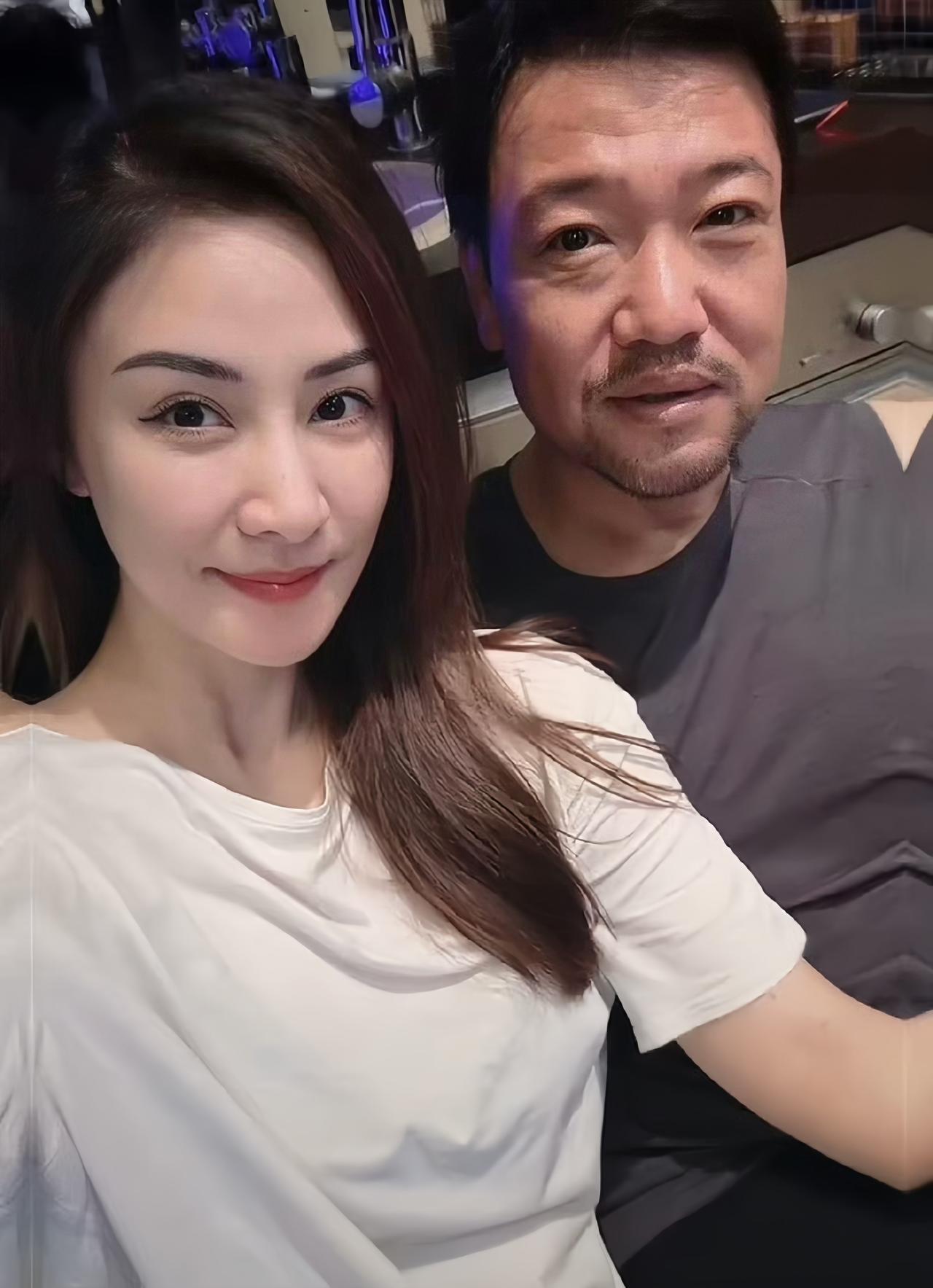 总以为贾冰在小品、影视剧里的老婆个个漂亮，现实生活中的贾嫂也很漂亮啊。

近日，