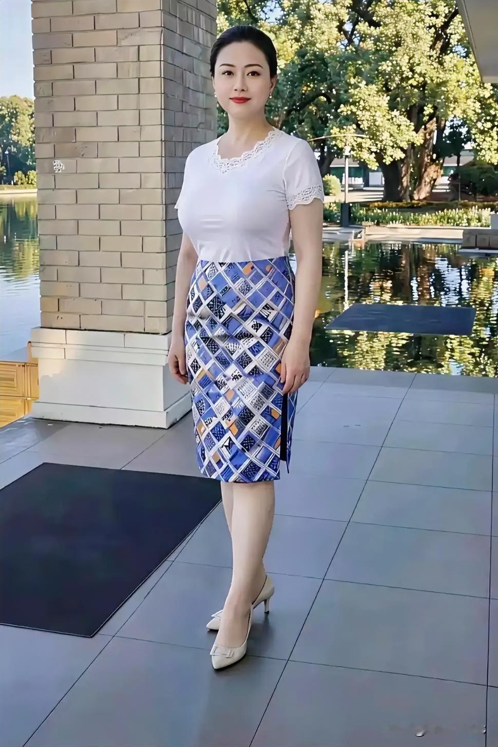 这绝对是美女！
下面照片这位真的美女太美了！不胖不瘦，风韵犹存，前鼓后翘，优雅大