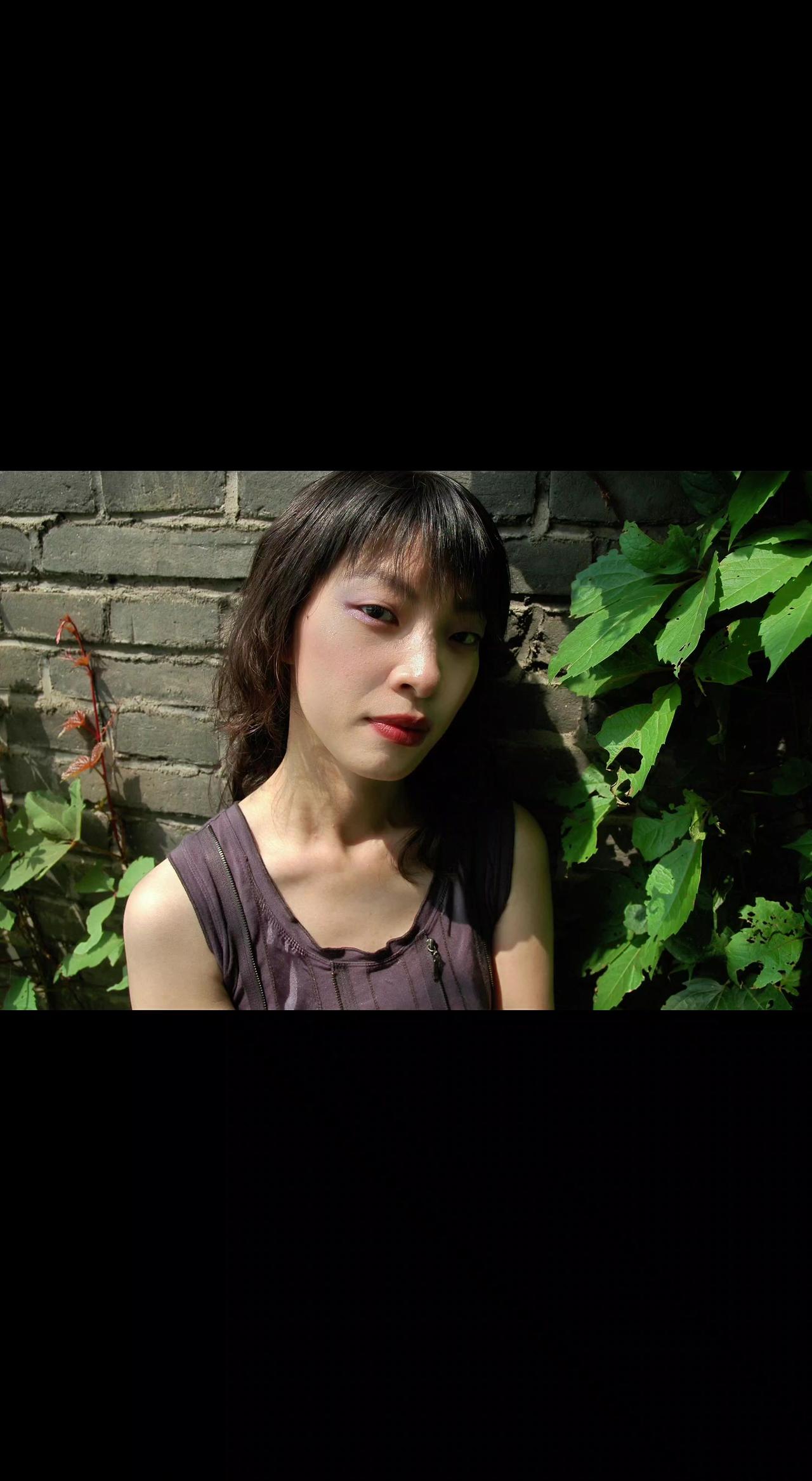 🌿砖墙爬满爬山虎，绿意漫过肩头。风过时，叶尖轻颤如时光低语🍃。岁月静好，不过