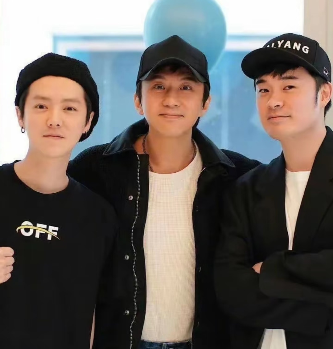 邓超陈赫隔空喊话陈赫喊话邓超鹿晗五哈官宣当天，邓超陈赫的隔空互动欢乐不断，互相提