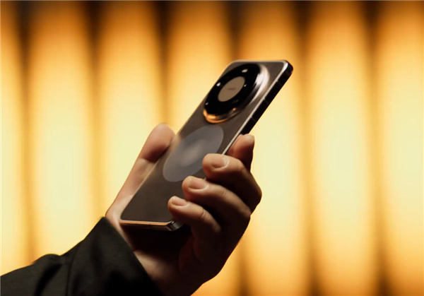 这一代，除了外观的大改之外，最大的亮点，就是这块屏幕了。华为Mate 80 Pr