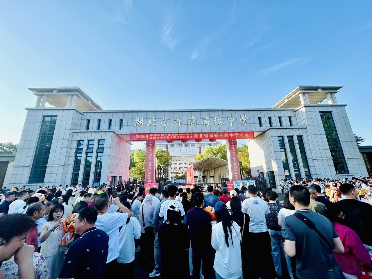 等待——高考最后一场考试结束前夕。6月9日下午，湖北省高考最后一场生物考试于6: