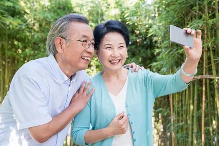 情感话题：【好的婚姻是睡出来的】
1、爱不爱，睡一觉就知道
听到越来越多的人倾诉