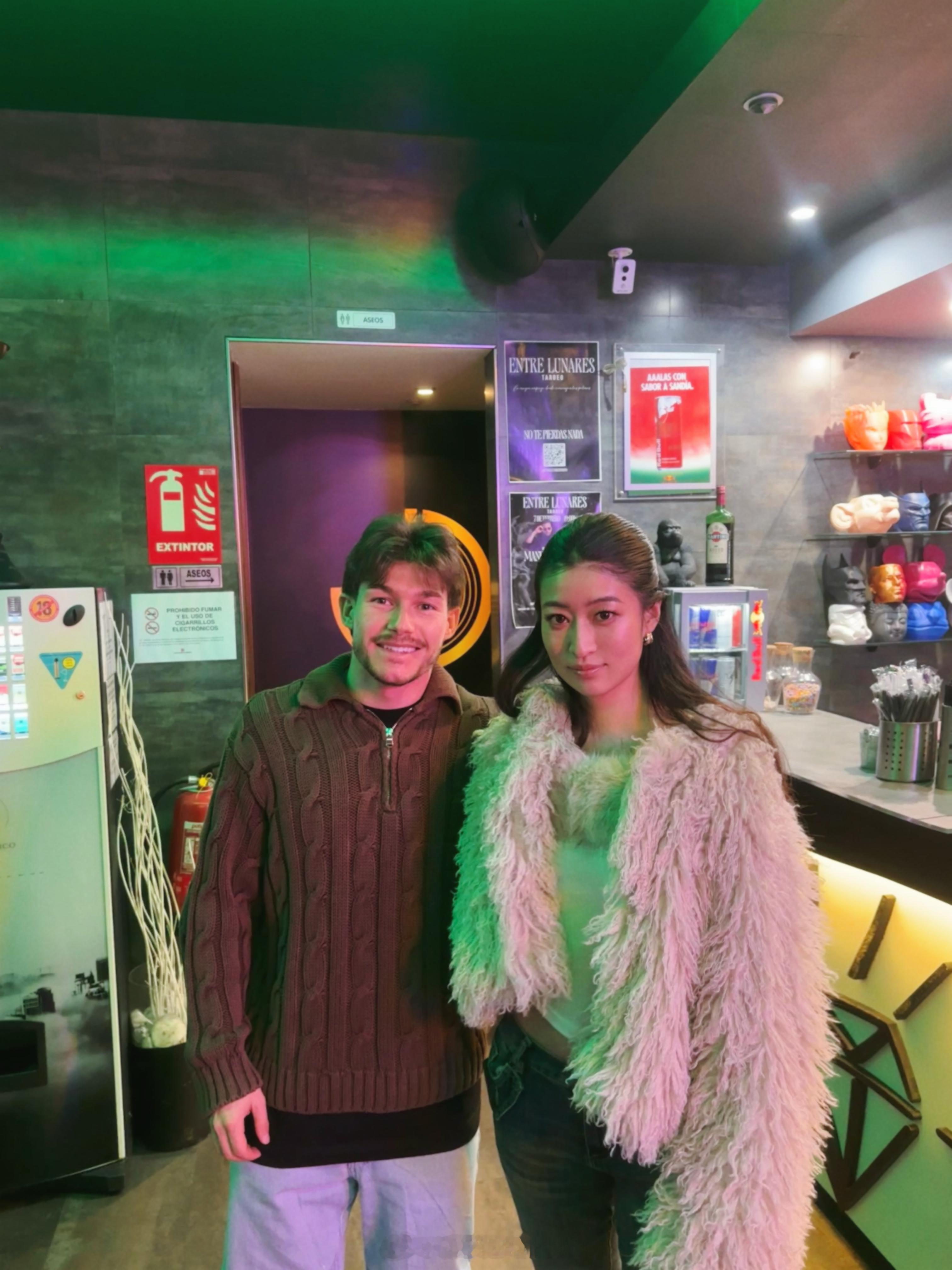 和弗兰这张照片感觉像是：叛逆小子故意留胡子装成熟在酒吧玩儿被小姨抓到（他在酒吧啥