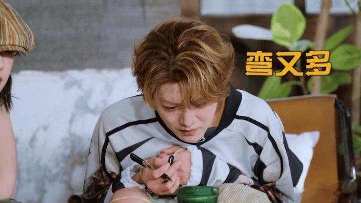 鹿晗所有破音都留给五哈了希林娜依高教鹿晗唱歌哈哈哈哈哈 没想到鹿晗也有被教唱歌的