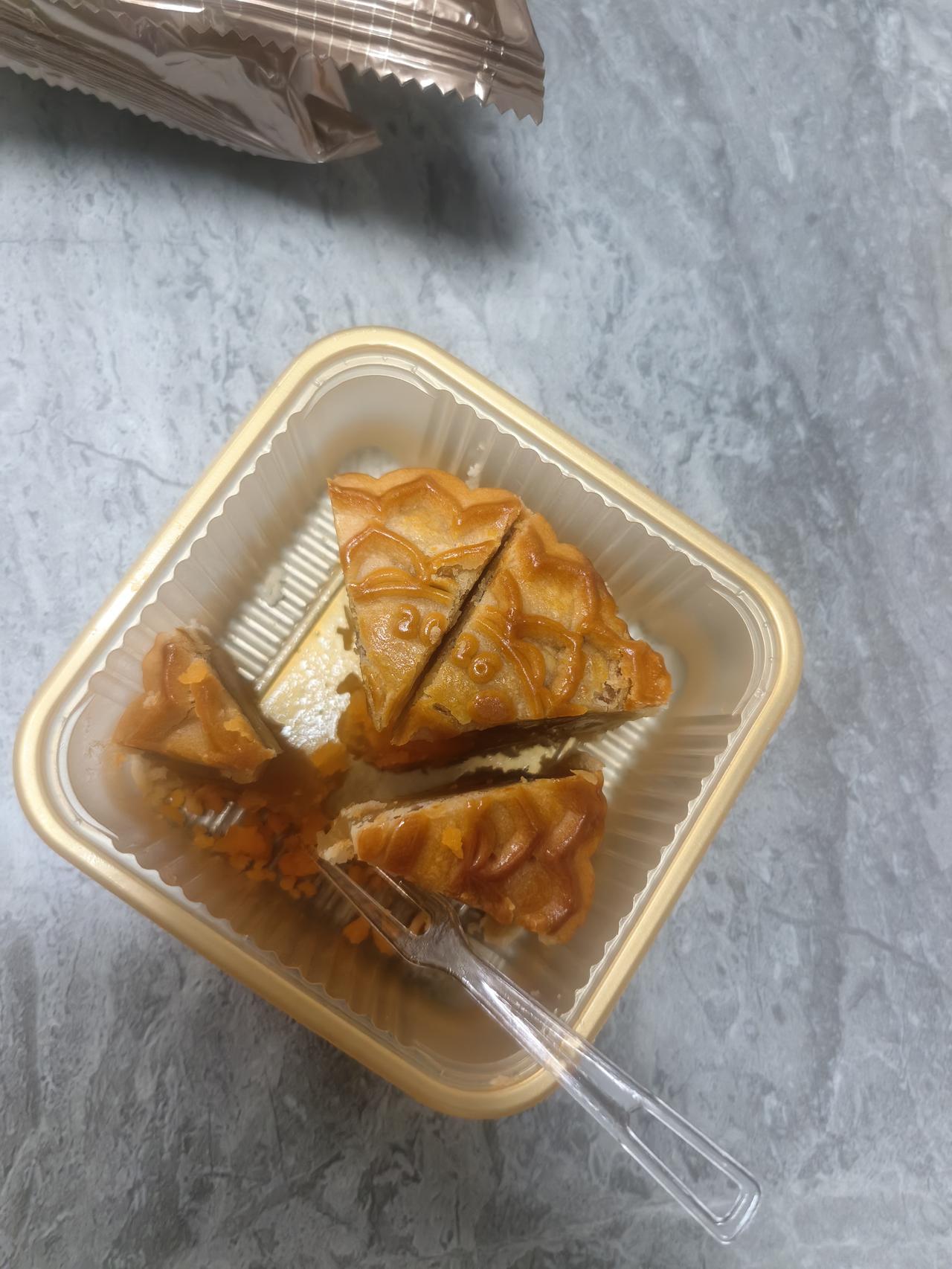 朋友今天送了盒月饼过来，
孩子见了吵着要吃，
我们就切了块当下午茶一起尝尝，
结