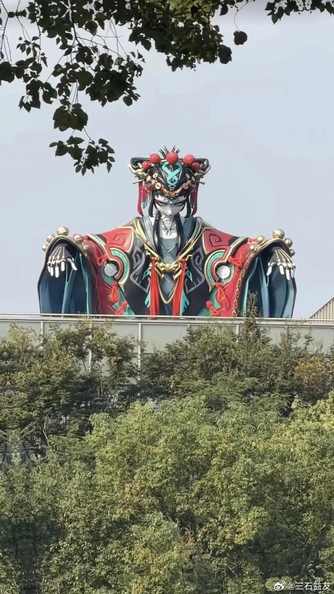 能不能快拆了啊，吓死了  白天看着已经很吓人了，晚上更是连看都不敢看了什么东西啊