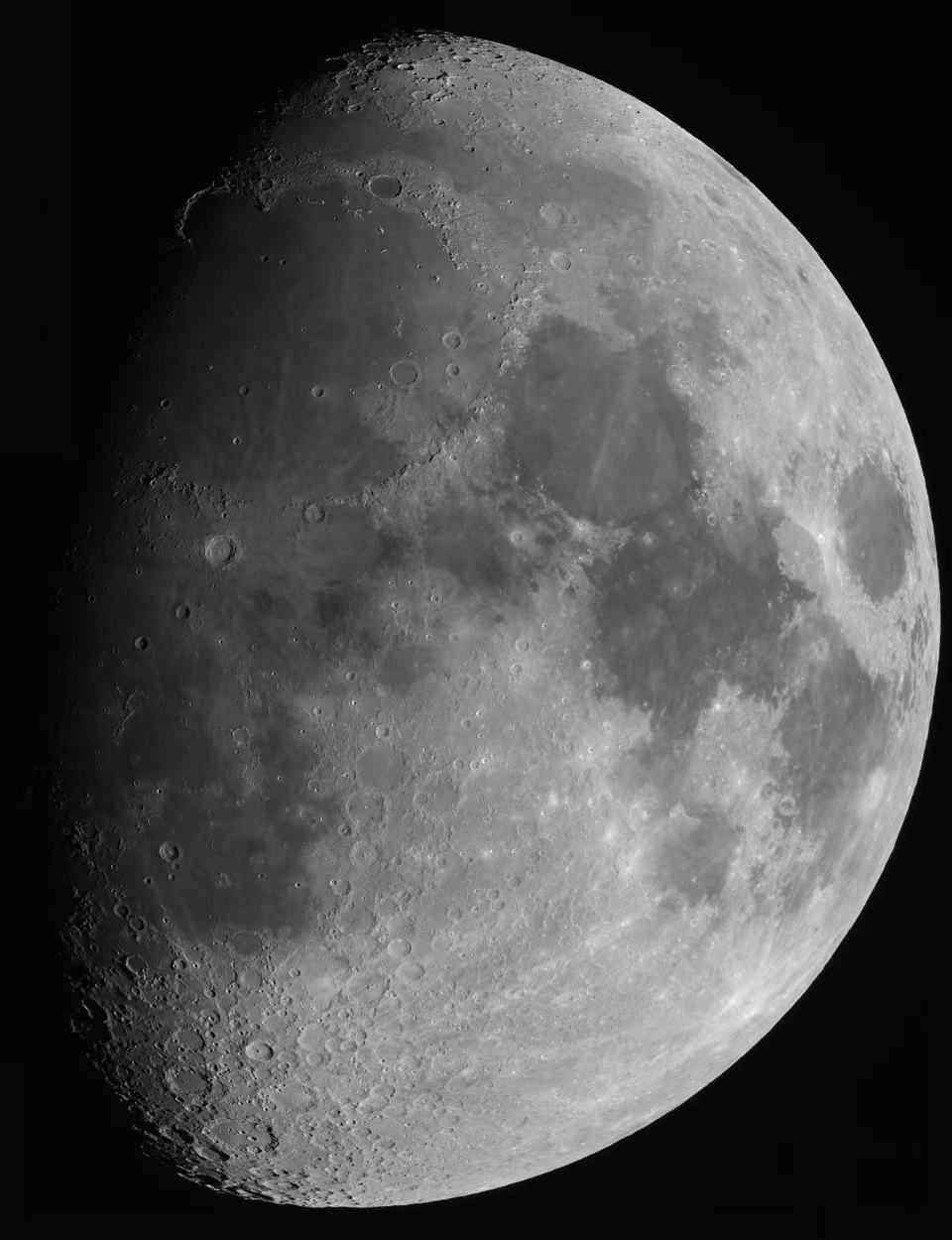 【#本年度最大盈凸月29日现身夜空#】1月29日将迎来本年度最大盈凸月。当晚，感