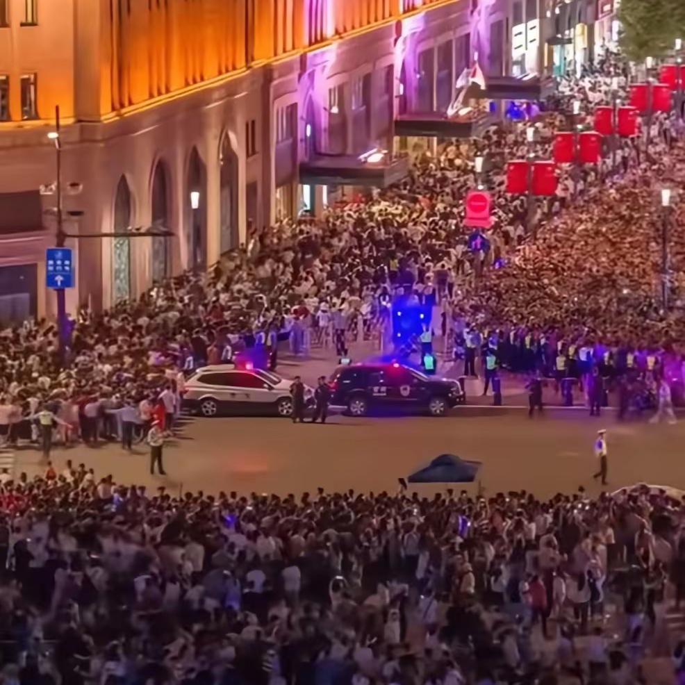 上海外滩人游人多到爆棚，但市区内却静悄悄的，人很少。原来一到上班时间小区周边就找
