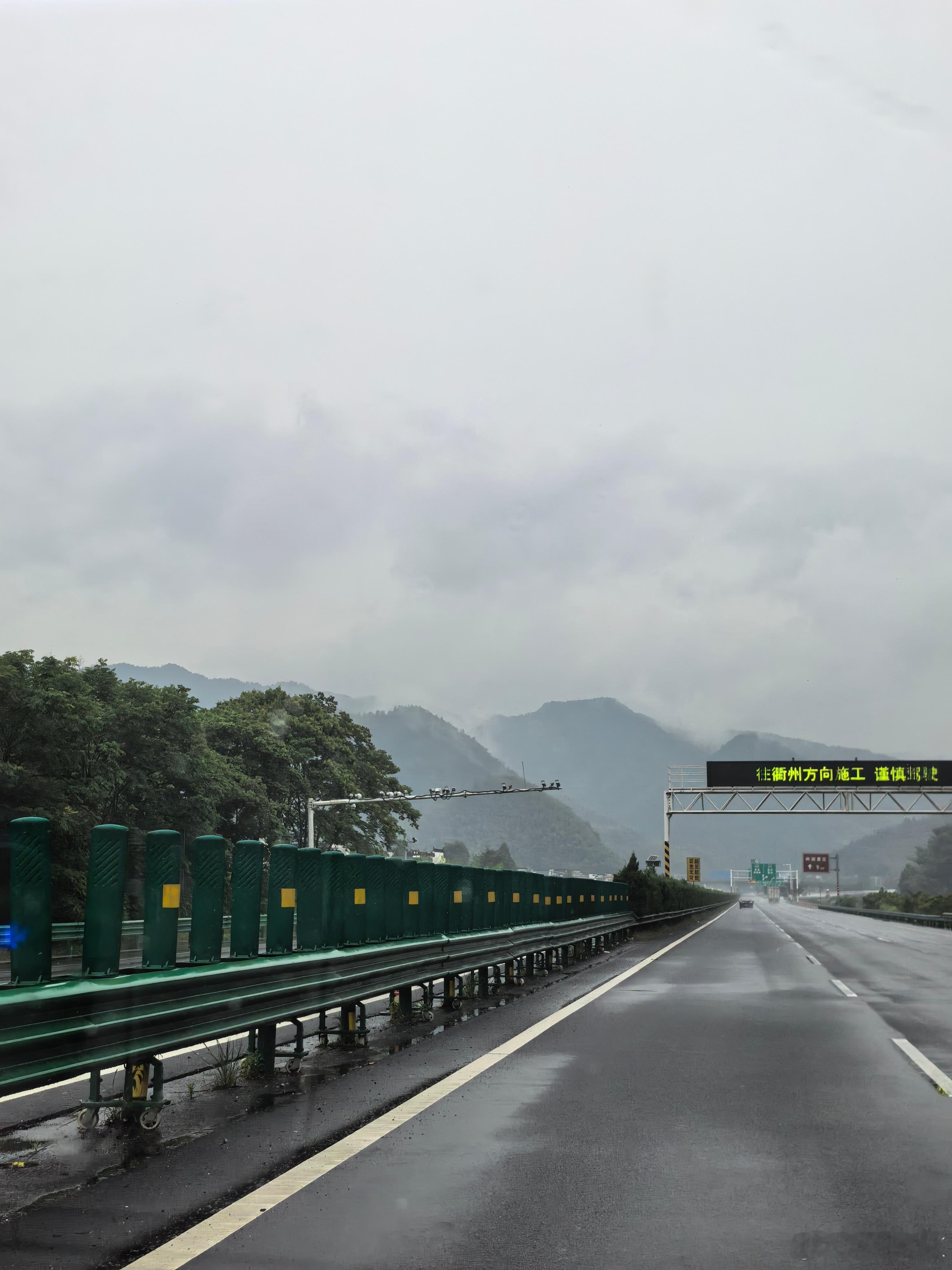 用你学过的诗来形容一下此情此景[doge] ​​​