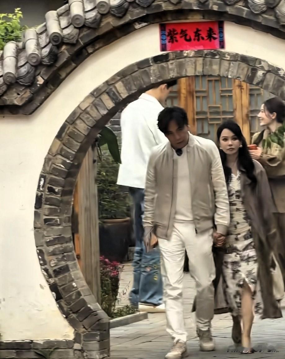 年龄相差10岁的伊能静和秦昊，算得上是幸福伴侣了。伊能静才貌双全，演技出色，还擅