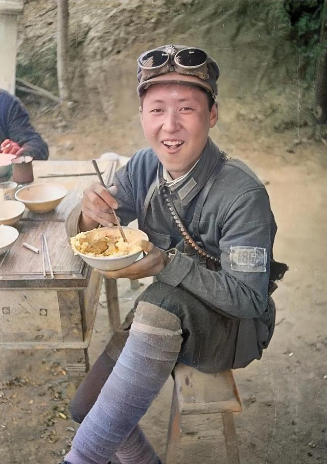 1944年，哈里森·福尔曼来到南泥湾，采访报道八路军的真实情况。到了饭点时，他发