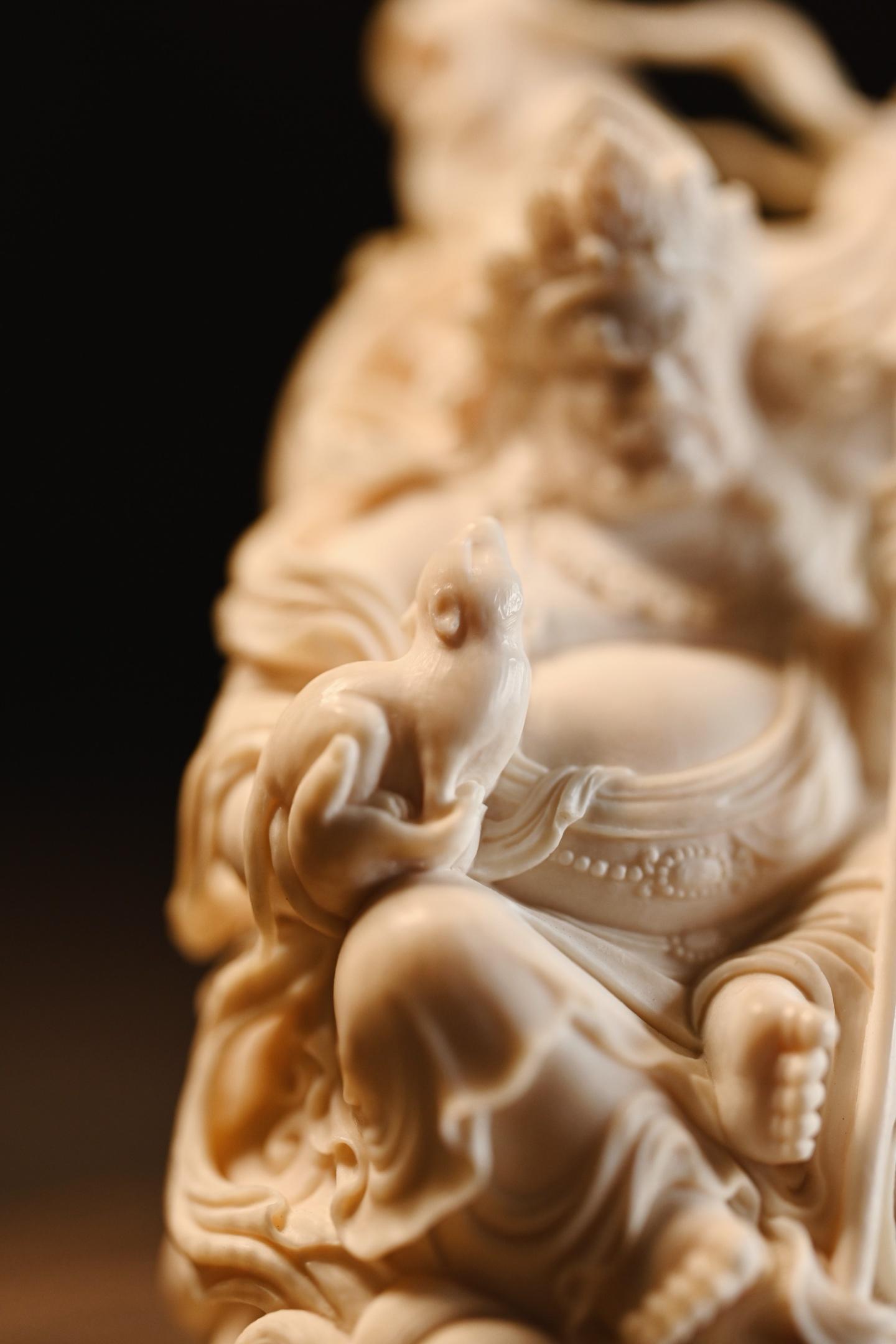 猛犸 | 财宝天王整料雕刻，天王双眉微蹙，慧眼圆睁，相貌威严，衣纹琢刻细腻精致，